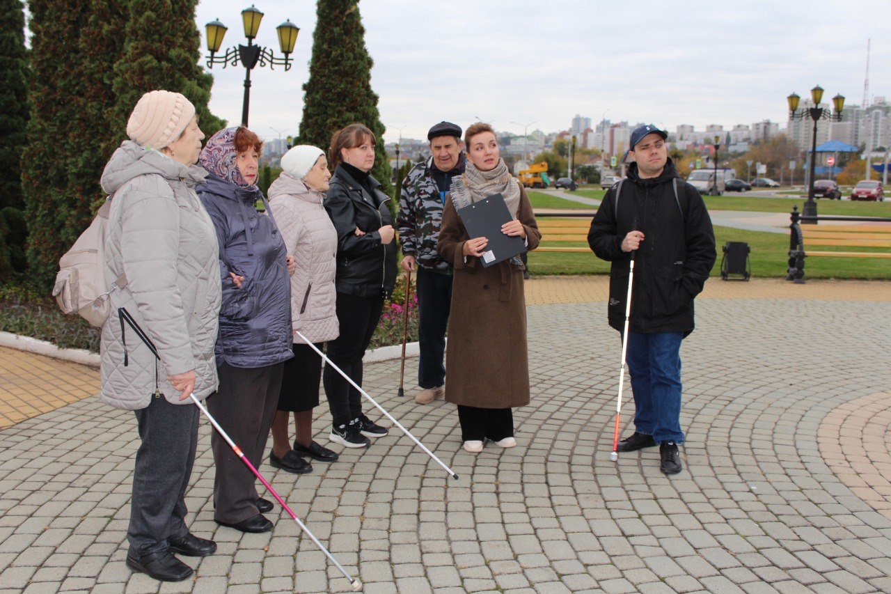 Прогулка с белой тростью Прогулка с белой тростью