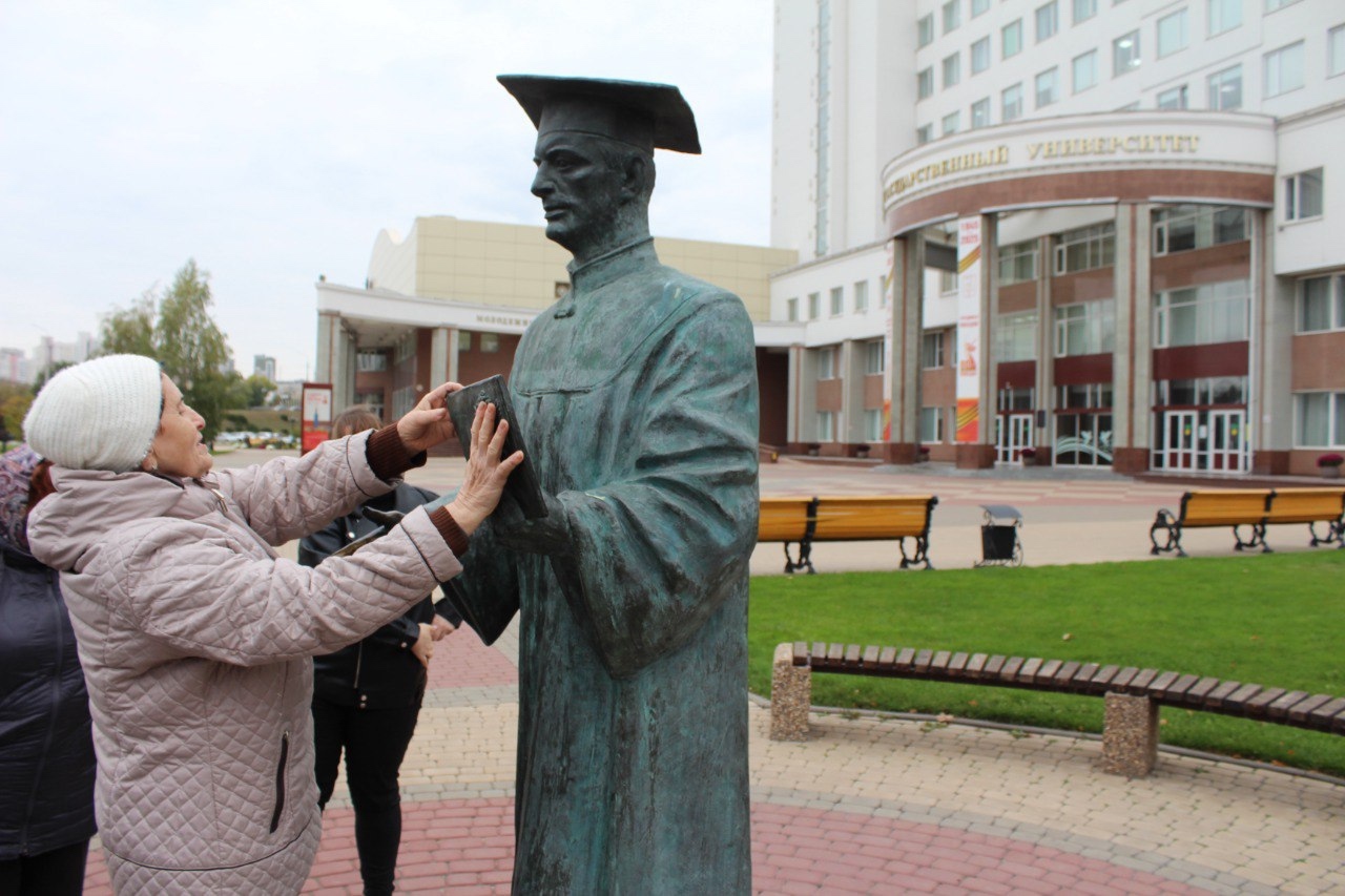 Прогулка с белой тростью Прогулка с белой тростью
